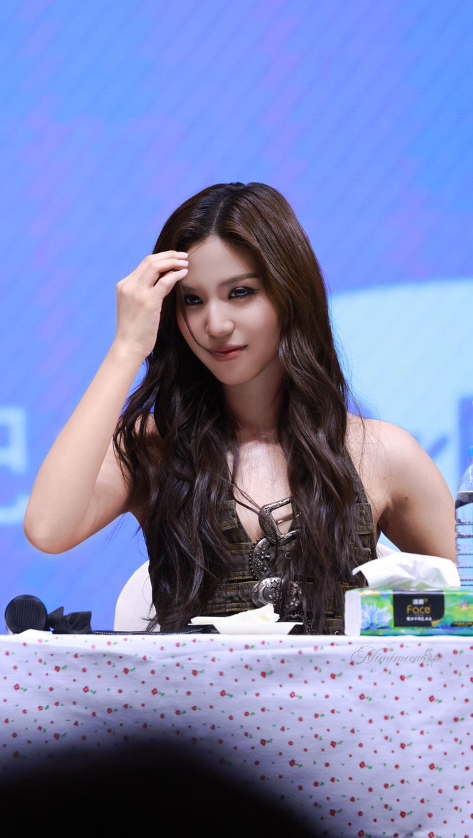 мιмιмєσωмє ≽^-⩊-^≼ tweet media