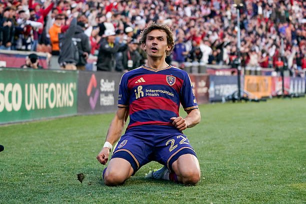 MLS_fra's tweet image. 🥵DOUBLÉ ET UNE PASSE DÉCISIVE POUR SERGI SOLANS FACE À SAN DIEGO FC. 

Lors de ses 3 derniers matchs :

🎯⚽️⚽️PASSE D. + DOUBLÉ vs San Diego
⚽️BUT vs Sporting KC
⚽️BUT vs San Diego

Sa première saison en MLS :

🏟️7 matchs
⚽️5 buts
🎯1 passes décisives

#MLS | #RSL