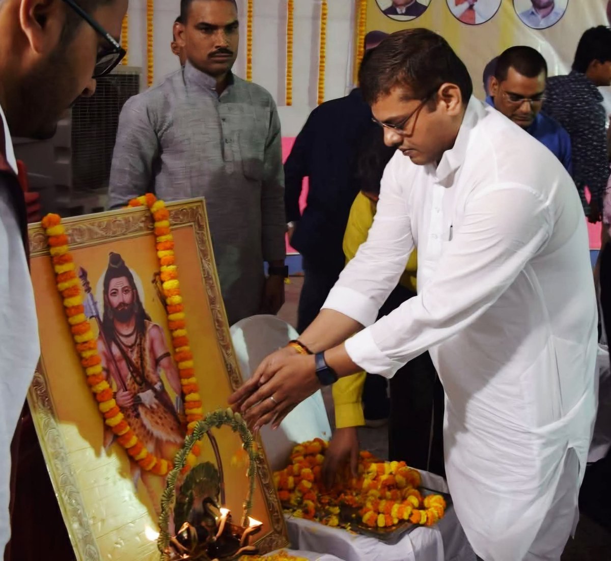 आप सभी को भगवान परशुराम जयंती की हार्दिक बधाई एवं शुभकामनाएं।

भगवान परशुराम जी शक्ति, साहस, धर्म और न्याय के प्रतीक हैं। उनका जीवन हमें अन्याय के विरुद्ध खड़े होने, सत्य का साथ देने और अपने कर्तव्यों का पालन करने की प्रेरणा देता है।

#ParshuramJayanti