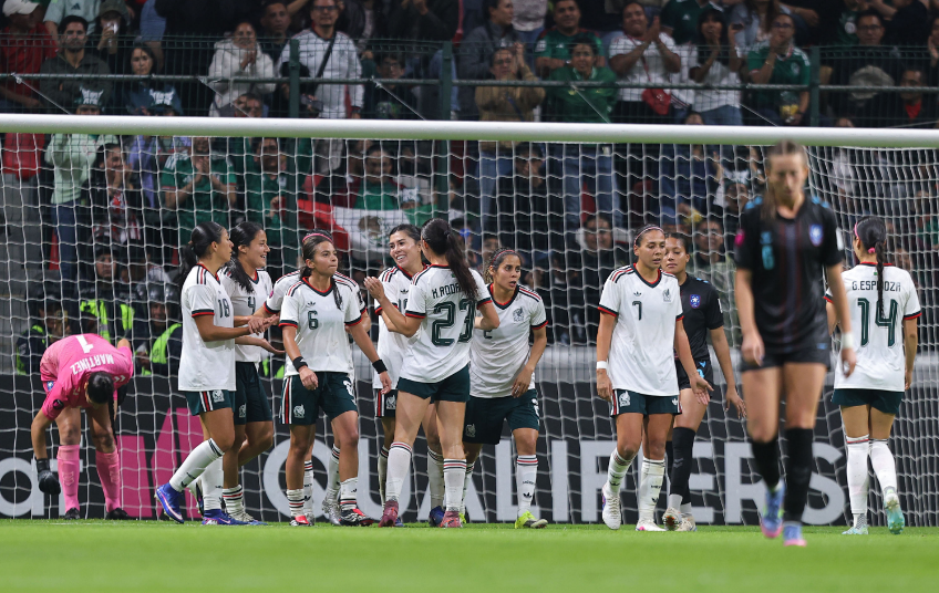 GEBDeportes's tweet image. ⚽#Concacaf #DatoGEB 

¡Un paso mas!

Marcador Final - Grupo A

México 6 - 0 Puerto Rico 

México cierra fase de grupo como líder, goleando y con paso perfecto, clasifican a la fase final del Premundial