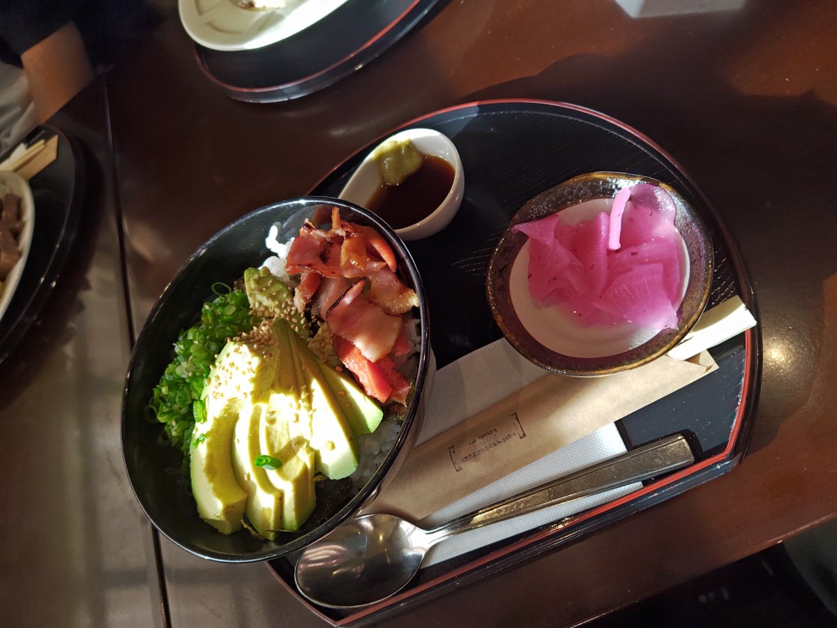 Degoro3's tweet image. 会場近くのBAR🍷でランチしながら打ち合わせ。ゴロさんはなべさんと一緒のアボカド丼
あけちゃんの隣は
父専属のギターテクのよぞら氏
父の為にジョン・メイヤーのツアーをキャンセルして帰国✈️してくれました🤣
#18thAnniversary
#NEXTLIVE6月6日小布施ハイウェイオアシス野外特設テージ
#COMINGSOON