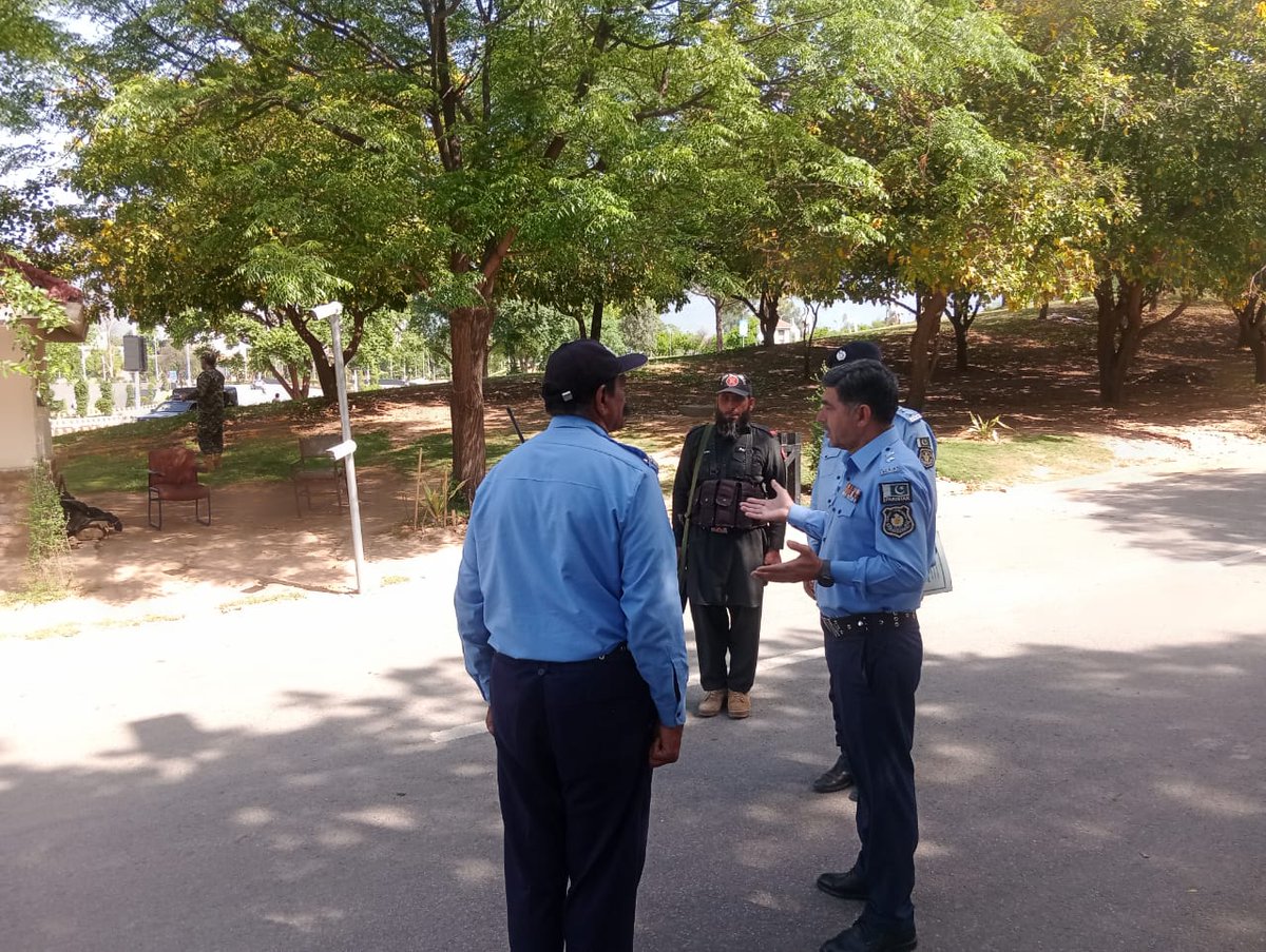 ICT_Police's tweet image. اسلام آباد پولیس کے افسران ریڈ زون اور ضلع بھر میں شہریوں کی حفاظت کے لئے اپنے فرائض سر انجام دے رہے ہیں۔ ایس پی جوڈیشل پروٹیکشن یونٹ محمد اقبال نےریڈ زون کے مختلف پوائنٹس پر سیکیورٹی کا جائزہ لیا اور ڈیوٹی پر مامور پولیس افسران کو بریف کیا۔

#WeRIslamabadPolice #Islamabad #JPU