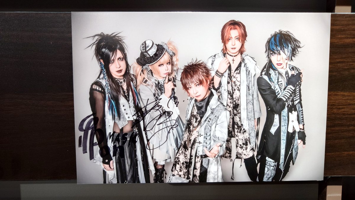 gumtansan's tweet image. 実は先日、渋谷のタワレコ3F、MASKのポップアップショップへ行って来ました🙋
5/1〜2のLiveで着用される衣装やパネル（未散さん、たけぽんさんのサイン入り）他はグッズやCDもあり💿️なんとMASKINGの初回盤もあったので、持っているけど保存版としてゲットしました🎉
#MASK