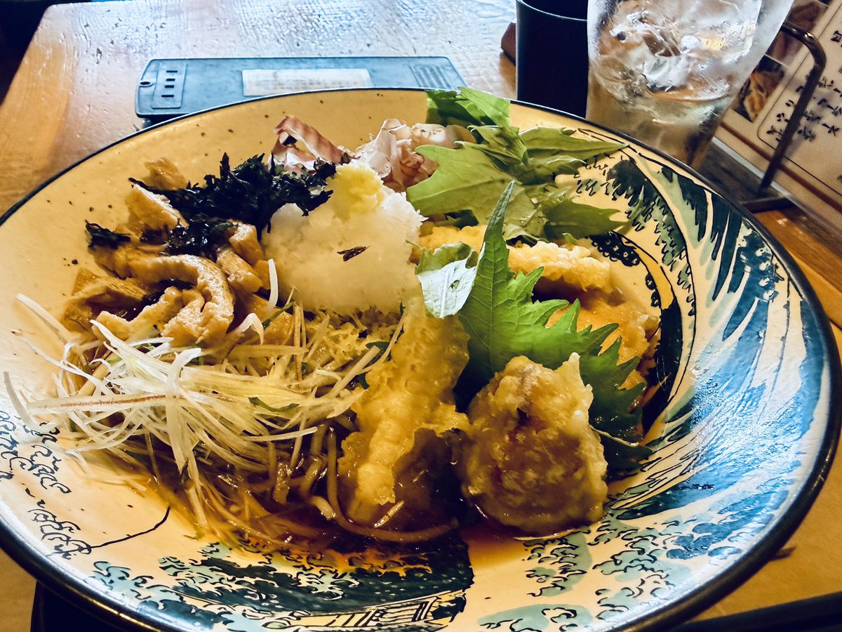 aeia_820's tweet photo. 春野菜天ぷら蕎麦とそば茶割り https://t.co/ROy3vlRWHW