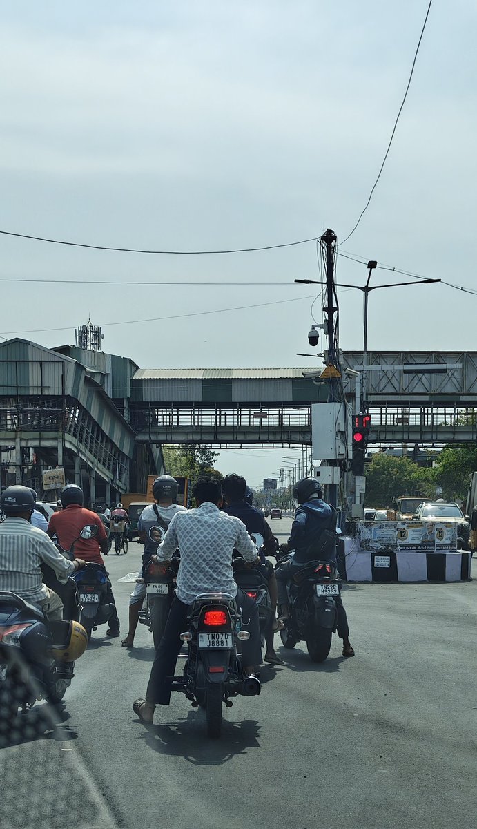 vipertweetz's tweet photo. @chennaipolice_ @ChennaiTraffic
Veh no: TN07DJ8881
Date: 18.04.2026
Time: 02.35pm
Location: MGR salai signal, Taramani
Offense: Stop line violation, Rider not wearing helmet https://t.co/2G1daPkEk7