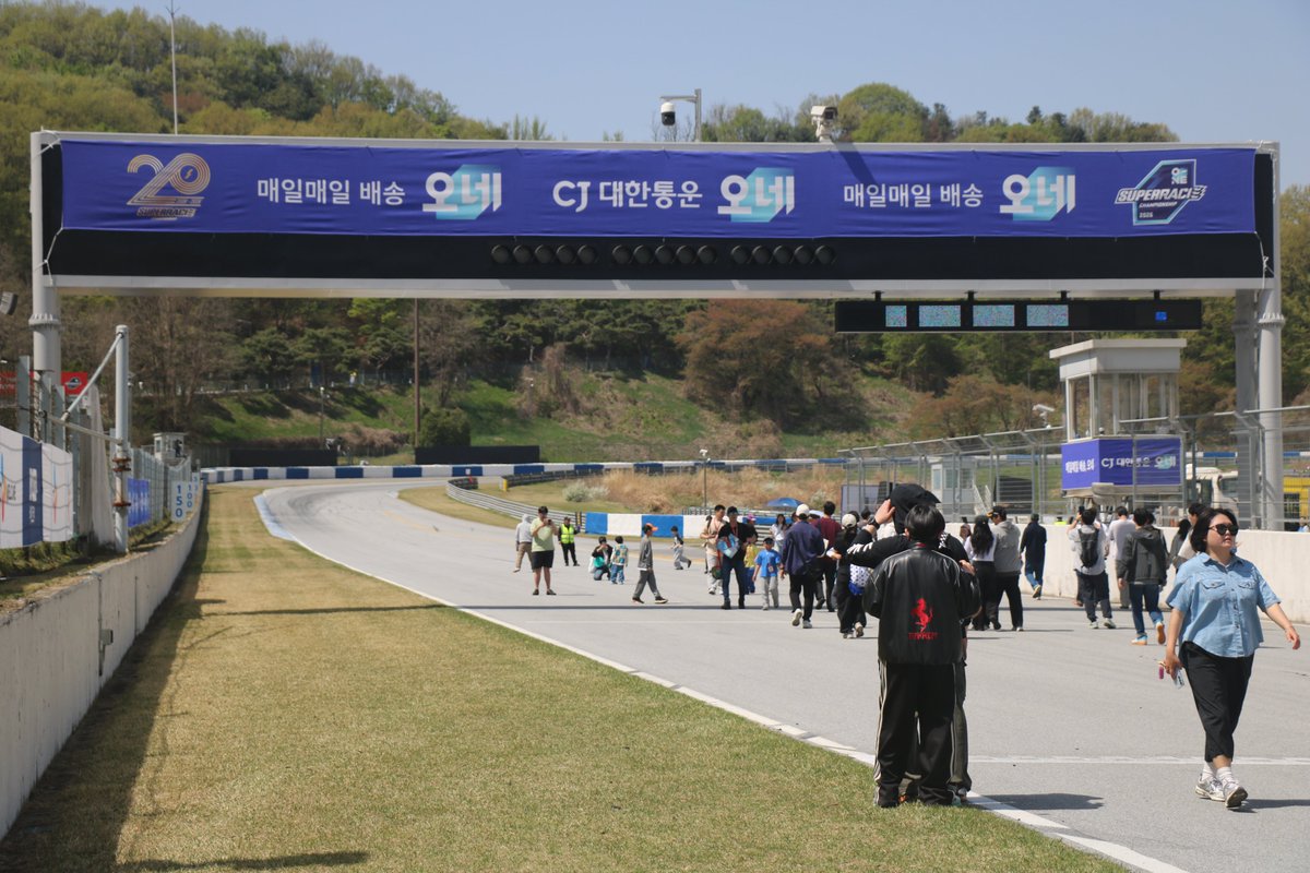 Cho_Mu_123's tweet photo. 1년만에 다시 간 용인 슈퍼레이스_그리드워크편 (관중이 많아 예쁜 사진을 못 찍음..)

#슈퍼레이스 #superrace #2026 #개막전 #그리드워크 #레이싱 #racing #racingcar #용인 #에버랜드 https://t.co/otPiKMaviA
