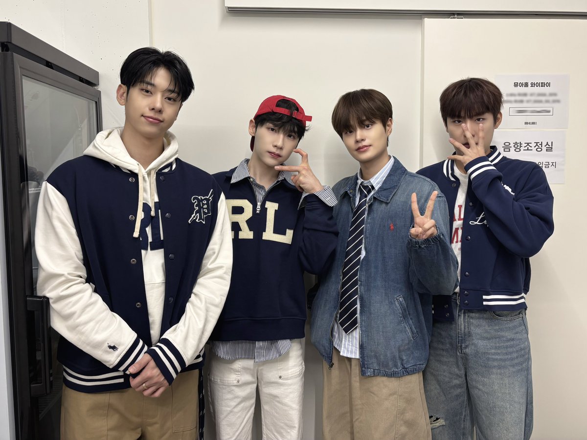 [📷] 
260419 팬사인회 

나 선글라스 썼어😎
ㄴ 왜? 요즘 해가 쨍쨍해서?
   ㄴ 아니 예삐들의 미모가 눈부셔서✨

#AB6IX #에이비식스
#SEVEN_CRIMSON_HORIZON
#BOTTOMS_UP