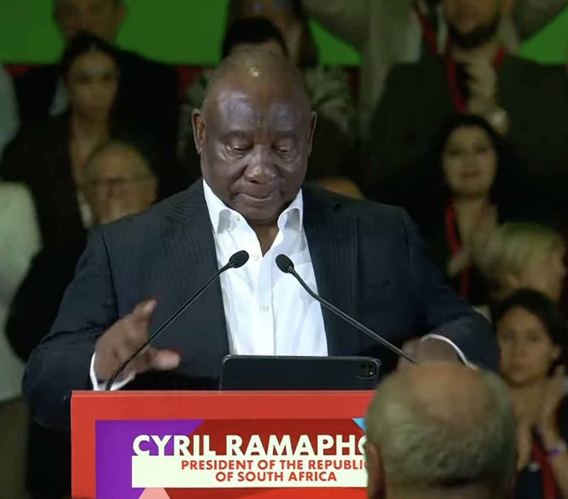 Somebody photoshop pots around him and put an apron on him, because <a href="/PresidencyZA/">The Presidency 🇿🇦</a>  COOKED