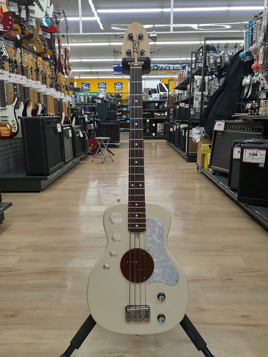 とても個性的なベースが入荷しました。「ZEUS CUSTOM GUITARS ZJPB