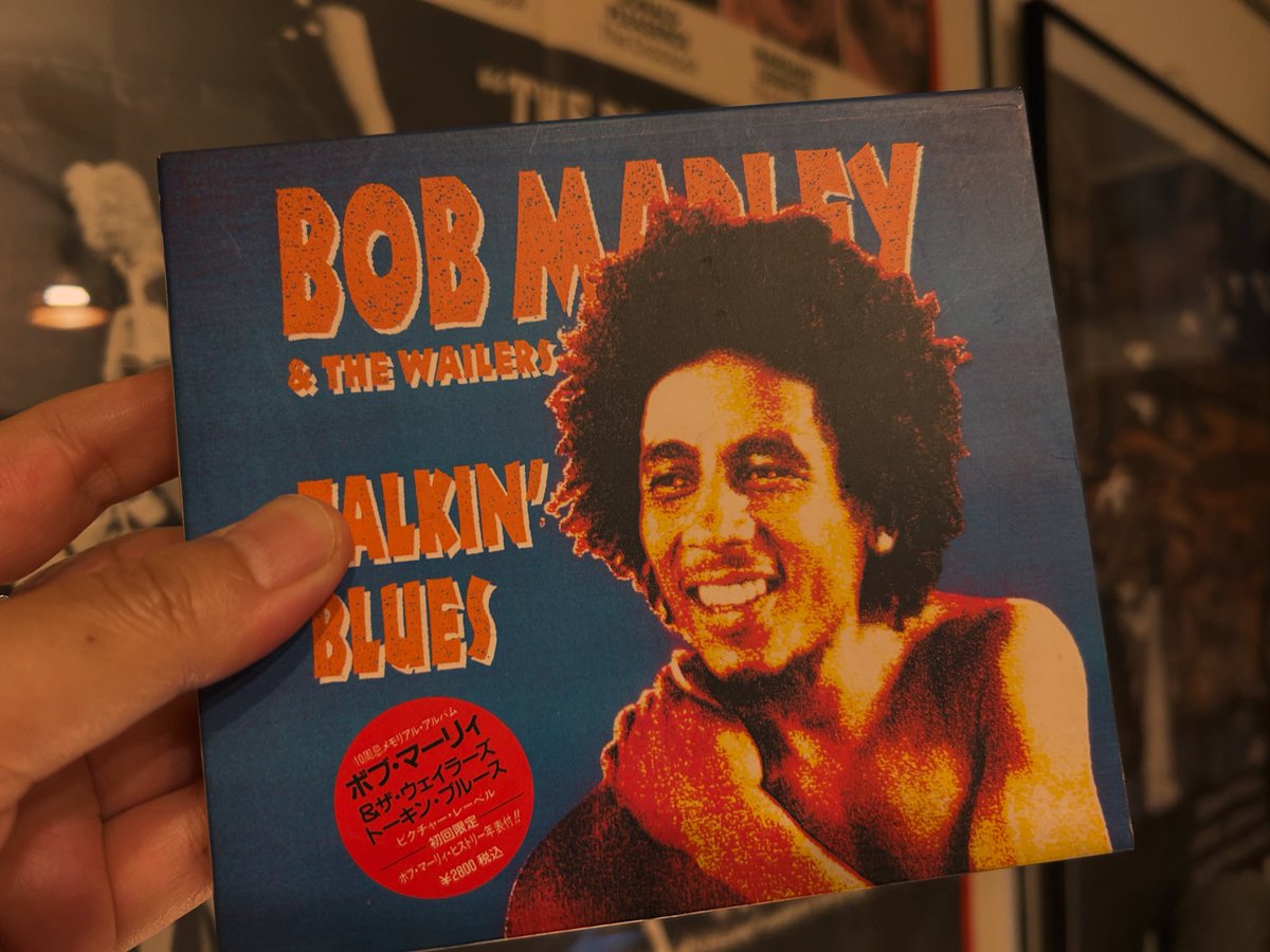 tapes20187445's tweet image. 個人的なやり取りで学生時代の先輩と少々。かなり久方ぶりにレゲエバンドが出来たらいいなあ、と大好きなコチラに全身を委ねて。
#TalkinBlues by #BobMarleyAndTheWailers (#Island ,Polystar/PSCD-1078/日/1991) 
#足立発潜伏対応触盤歴2026