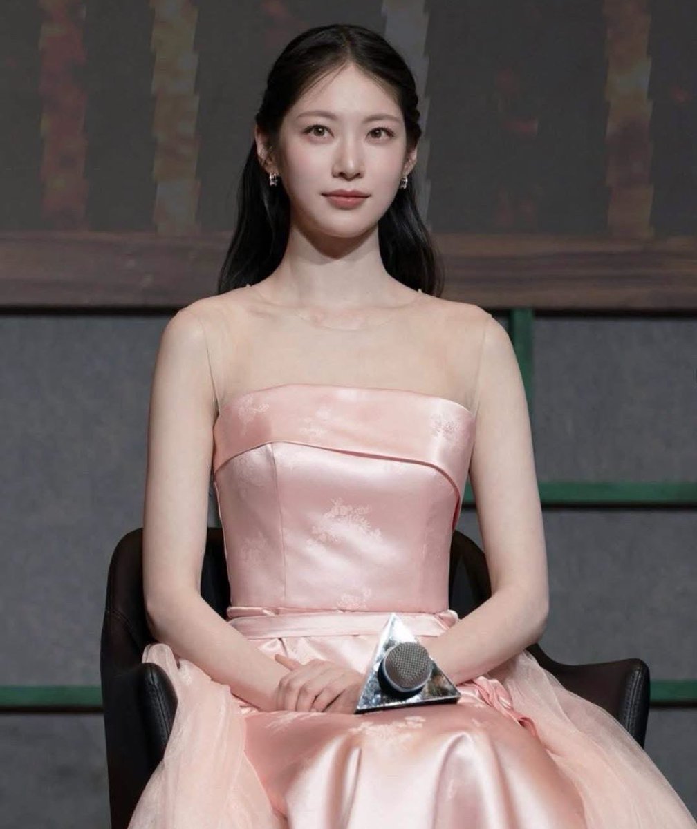 ตอนนี้กงซึงยอนเฉิดฉายจริง

จริงๆไวรัลตั้งแต่งานแถลงข่าวเปิดตัวซีรีส์ Perfect Crown ตอนนั้นความงามของซึงยอนถูกพูดถึงอย่างมากในเกาหลี คือในซีรีส์อาจเห็นแต่งพิธีการซึ่งก็สวย แต่นอกจอคือสวยมาก หน้าสวย ตาสวยสีน้ำตาล ผิวสวย

แล้วพอซีรีส์ออน แมสเรื่องแสดงเก่ง
พูดสำเนียงชาววังอีก โคตรปัง