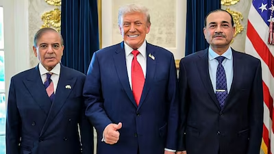 OrissaPOSTLive's tweet image. Pakistan’s Army Chief Asim Munir has emerged as a key figure in diplomatic efforts surrounding the ongoing US-Iran tensions, with reports highlighting his growing engagement with Donald Trump. 

#AsimMunir #DonaldTrump #Pakistan #Iran #USIranTensions #Geopolitics #OrissaPOST

📲