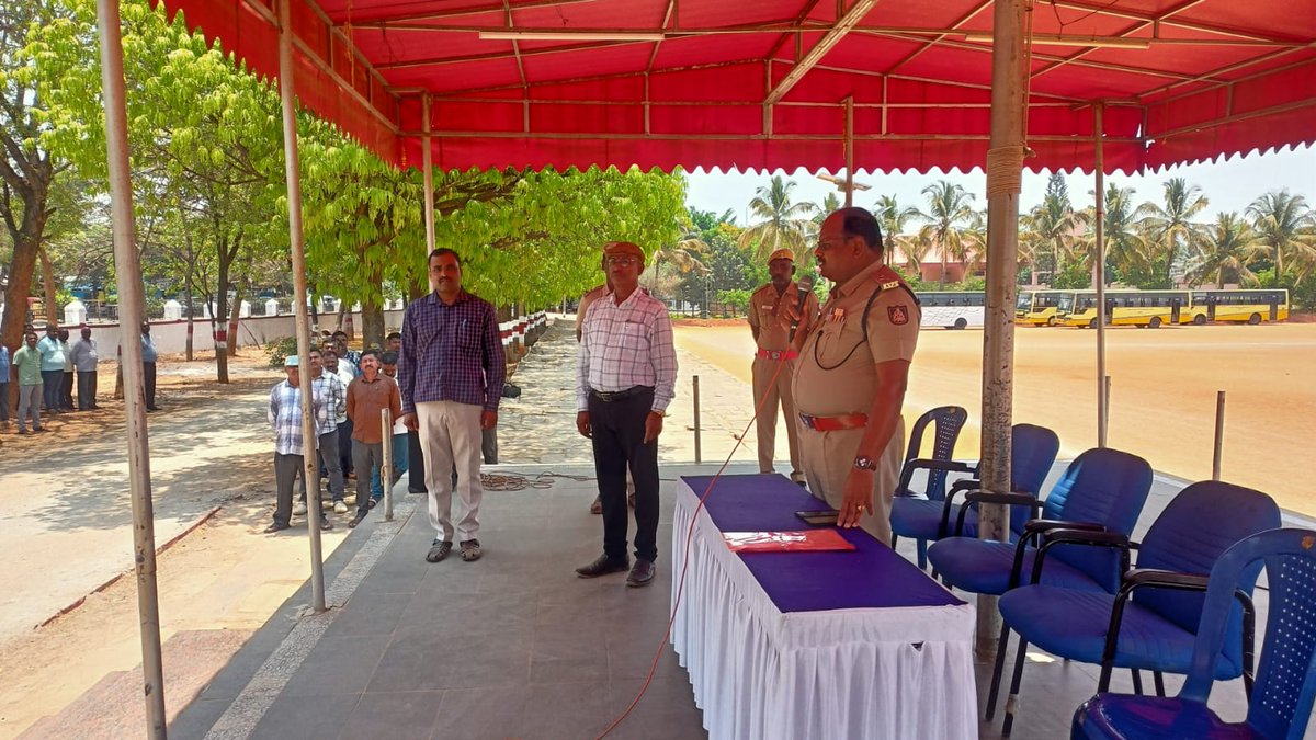 SPTumkur's tweet photo. ನಮ್ಮ ಹೆಚ್ಚುವರಿ ಪೊಲೀಸ್ ಅಧೀಕ್ಷಕರು ತಮಿಳುನಾಡು ವಿಧಾನಸಭಾ ಚುನಾವಣೆ ಬಂದೋಬಸ್ತ್ ಕರ್ತವ್ಯಕ್ಕೆ ತೆರಳುವ ತುಮಕೂರು ಜಿಲ್ಲೆಯ 300 ಜನ ಗೃಹರಕ್ಷಕ ದಳದ ಅಧಿಕಾರಿ ಮತ್ತು ಸಿಬ್ಬಂದಿಗಳಿಗೆ ಸಲಹೆ ಮತ್ತು ಸೂಚನೆ ನೀಡಿ ಕಳುಹಿಸಿದರು.
#TumakuruDistrictPolice
#AddlSpTumkur
#HomeGuard
#TNElectionBB
#Instuctions
@venkatashok
@KarnatakaCops