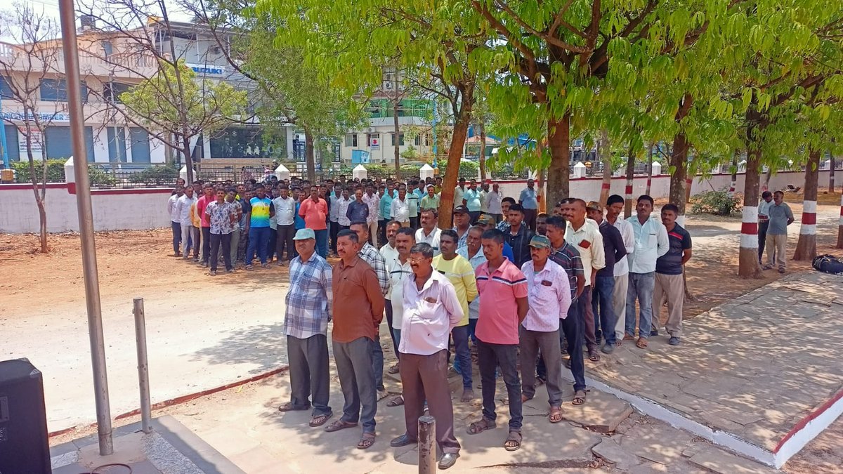SPTumkur's tweet photo. ನಮ್ಮ ಹೆಚ್ಚುವರಿ ಪೊಲೀಸ್ ಅಧೀಕ್ಷಕರು ತಮಿಳುನಾಡು ವಿಧಾನಸಭಾ ಚುನಾವಣೆ ಬಂದೋಬಸ್ತ್ ಕರ್ತವ್ಯಕ್ಕೆ ತೆರಳುವ ತುಮಕೂರು ಜಿಲ್ಲೆಯ 300 ಜನ ಗೃಹರಕ್ಷಕ ದಳದ ಅಧಿಕಾರಿ ಮತ್ತು ಸಿಬ್ಬಂದಿಗಳಿಗೆ ಸಲಹೆ ಮತ್ತು ಸೂಚನೆ ನೀಡಿ ಕಳುಹಿಸಿದರು.
#TumakuruDistrictPolice
#AddlSpTumkur
#HomeGuard
#TNElectionBB
#Instuctions
@venkatashok
@KarnatakaCops