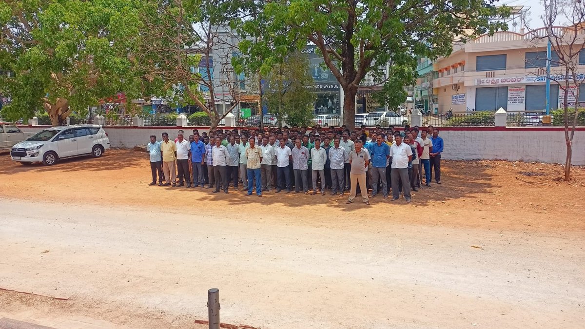 SPTumkur's tweet photo. ನಮ್ಮ ಹೆಚ್ಚುವರಿ ಪೊಲೀಸ್ ಅಧೀಕ್ಷಕರು ತಮಿಳುನಾಡು ವಿಧಾನಸಭಾ ಚುನಾವಣೆ ಬಂದೋಬಸ್ತ್ ಕರ್ತವ್ಯಕ್ಕೆ ತೆರಳುವ ತುಮಕೂರು ಜಿಲ್ಲೆಯ 300 ಜನ ಗೃಹರಕ್ಷಕ ದಳದ ಅಧಿಕಾರಿ ಮತ್ತು ಸಿಬ್ಬಂದಿಗಳಿಗೆ ಸಲಹೆ ಮತ್ತು ಸೂಚನೆ ನೀಡಿ ಕಳುಹಿಸಿದರು.
#TumakuruDistrictPolice
#AddlSpTumkur
#HomeGuard
#TNElectionBB
#Instuctions
@venkatashok
@KarnatakaCops