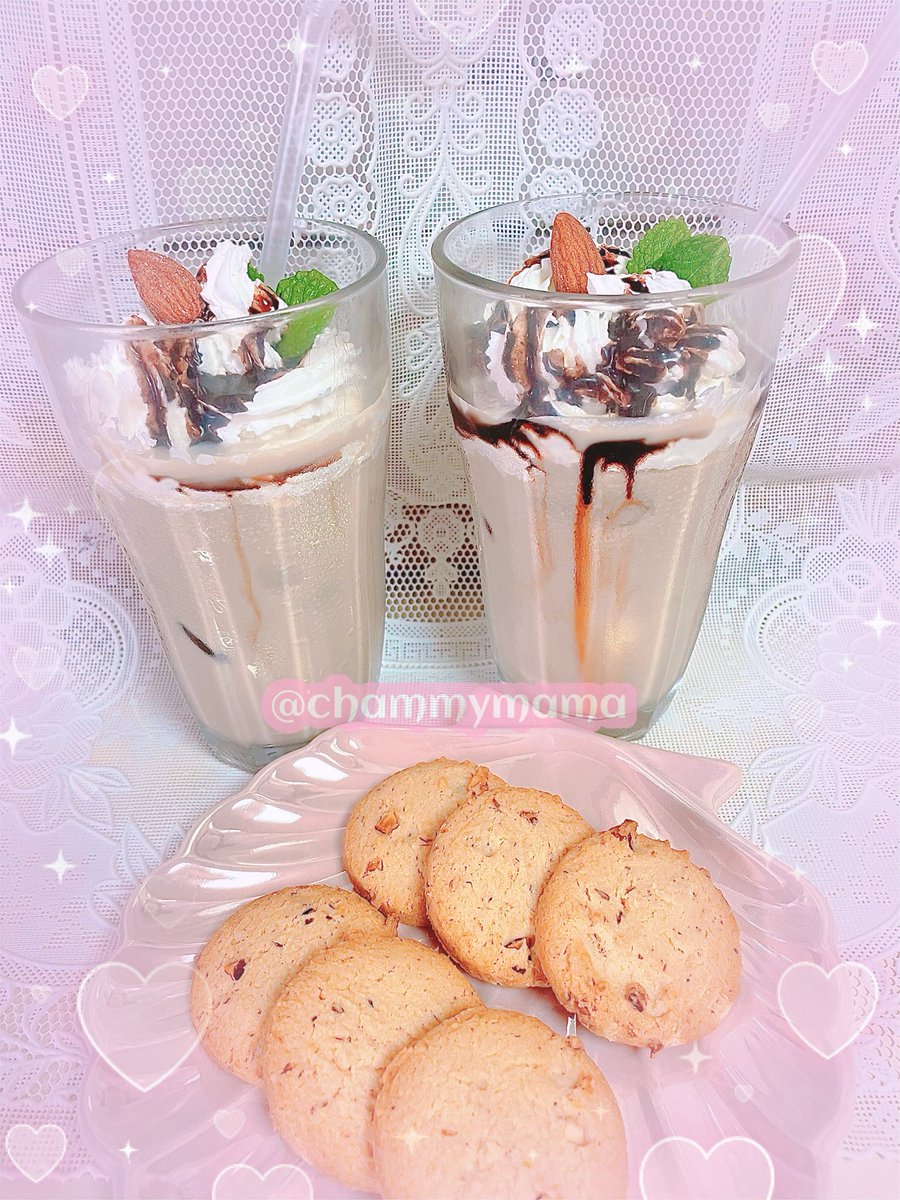 chammymama's tweet photo. 今日の　#caoさんちのおうちスウィーツ　は
うめぇ顔ラテ🤣☕💕（正式名称：ちゃみぃﾐ^•ω•^ﾐスペシャルラテ）と、アーモンドクッキー🍪。ちゃみぃの顔、ジワる〜🤣ちゃみぃは自分のおやつを食べ終わってご満足な瞬間を激写しました。チョコもホイップも私とぱぱのお腹の中ですのでご心配なく😊 https://t.co/deSRvft0hw
