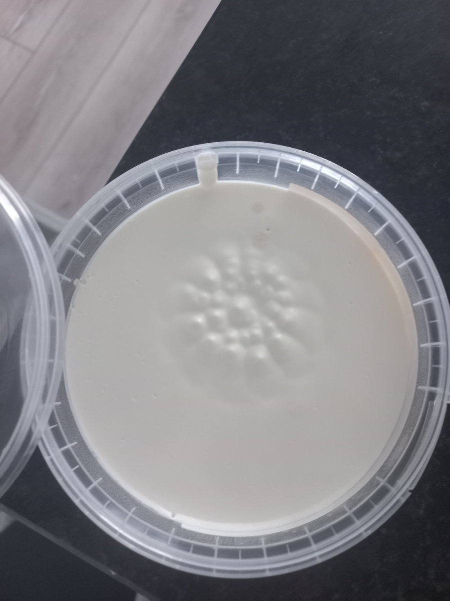 makbiyyleg's tweet image. Son tüketim tarihi 23/04/26 olan bimden aldığım dost kaymak üzerinde sarımsı birkaç küf vardı. Kaymak severlere duyurulur 
#bim #dost @bim