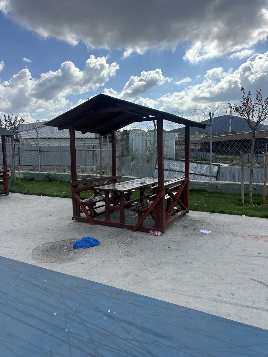 UgurKarakocc's tweet photo. Kayışdağı metro durağı parkı  @atasehirbld  bence kamera koyup burayı bu hale getirenlere ceza kesilmeli  her hafta aynı rezillik  park çöp içinde https://t.co/R4a7uFRahR