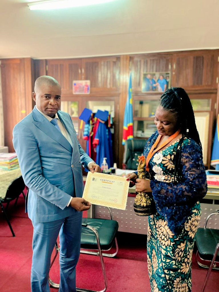 IngridWimba's tweet photo. Honneur et fierté de présenter le trophée du Concours d’Éloquence au Féminin au Recteur de l’UNIKIS, le Pr Mathieu KIRONGOZI BOMETA. Ce prix appartient à toute la Tshopo et à notre Alma Mater qui nous donne les ailes pour briller. L’aventure continue ! ✨
#lavoixsouveraine https://t.co/QaFtIdJDqx