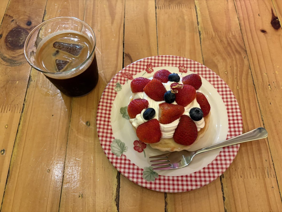 mokuseiff's tweet photo. めっちゃ見た目中華なケーキ屋さん
ローズチーズストロベリーケーキ！ https://t.co/uztm9c4wJ8