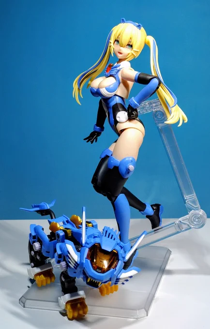ブキヤが作りタカトミが発売した斬山さんを組んだんですが、なんか思ってたよりだいぶエッチプラモでびっくり。この抑圧された長乳感やモモ肉の肉余りっぷりを感じさせる造形は只事ではありませんよ。あとなんかプラの質感が凄くいい。