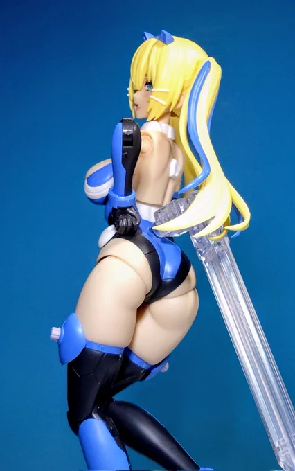 ブキヤが作りタカトミが発売した斬山さんを組んだんですが、なんか思ってたよりだいぶエッチプラモでびっくり。この抑圧された長乳感やモモ肉の肉余りっぷりを感じさせる造形は只事ではありませんよ。あとなんかプラの質感が凄くいい。