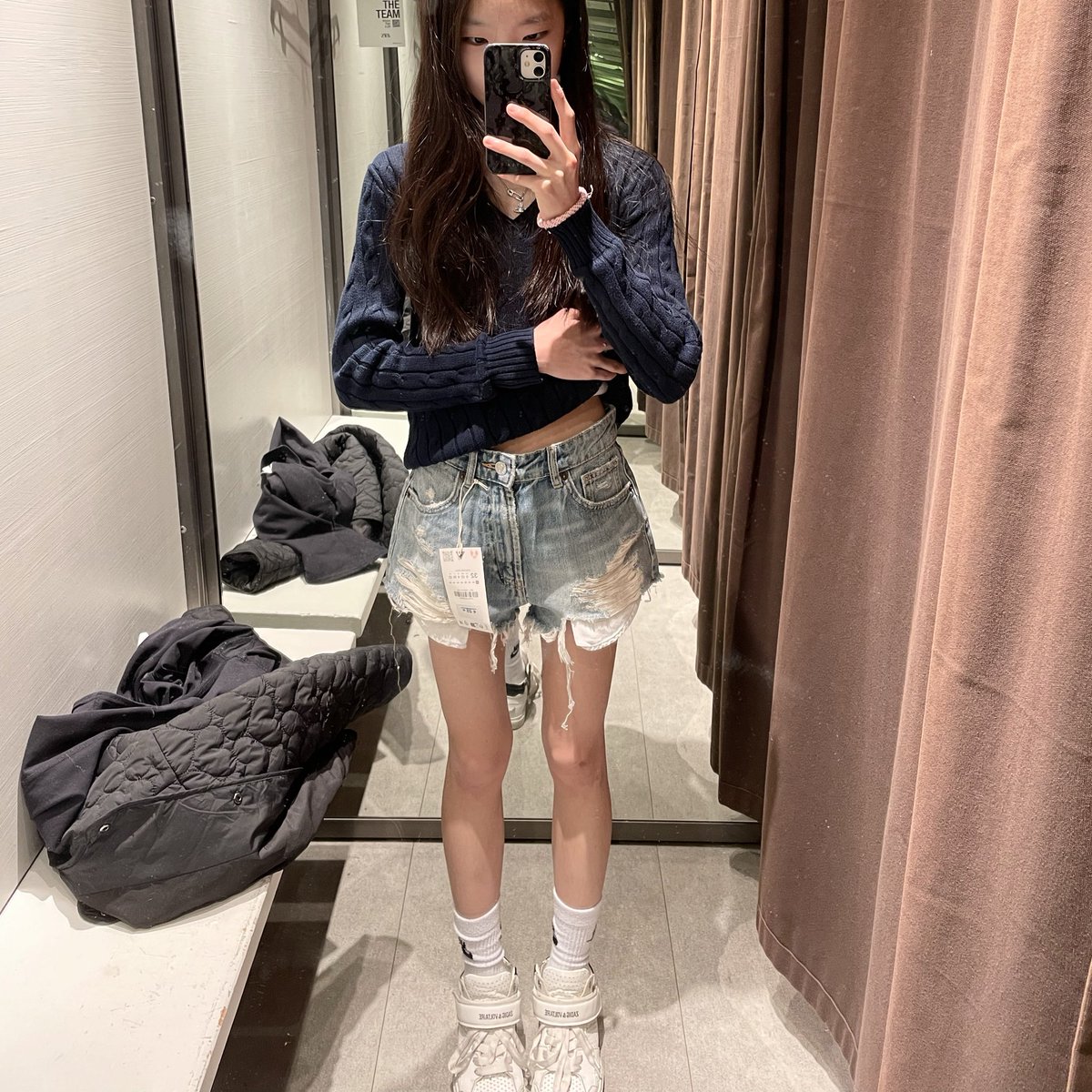 bodychecks in zara 😻