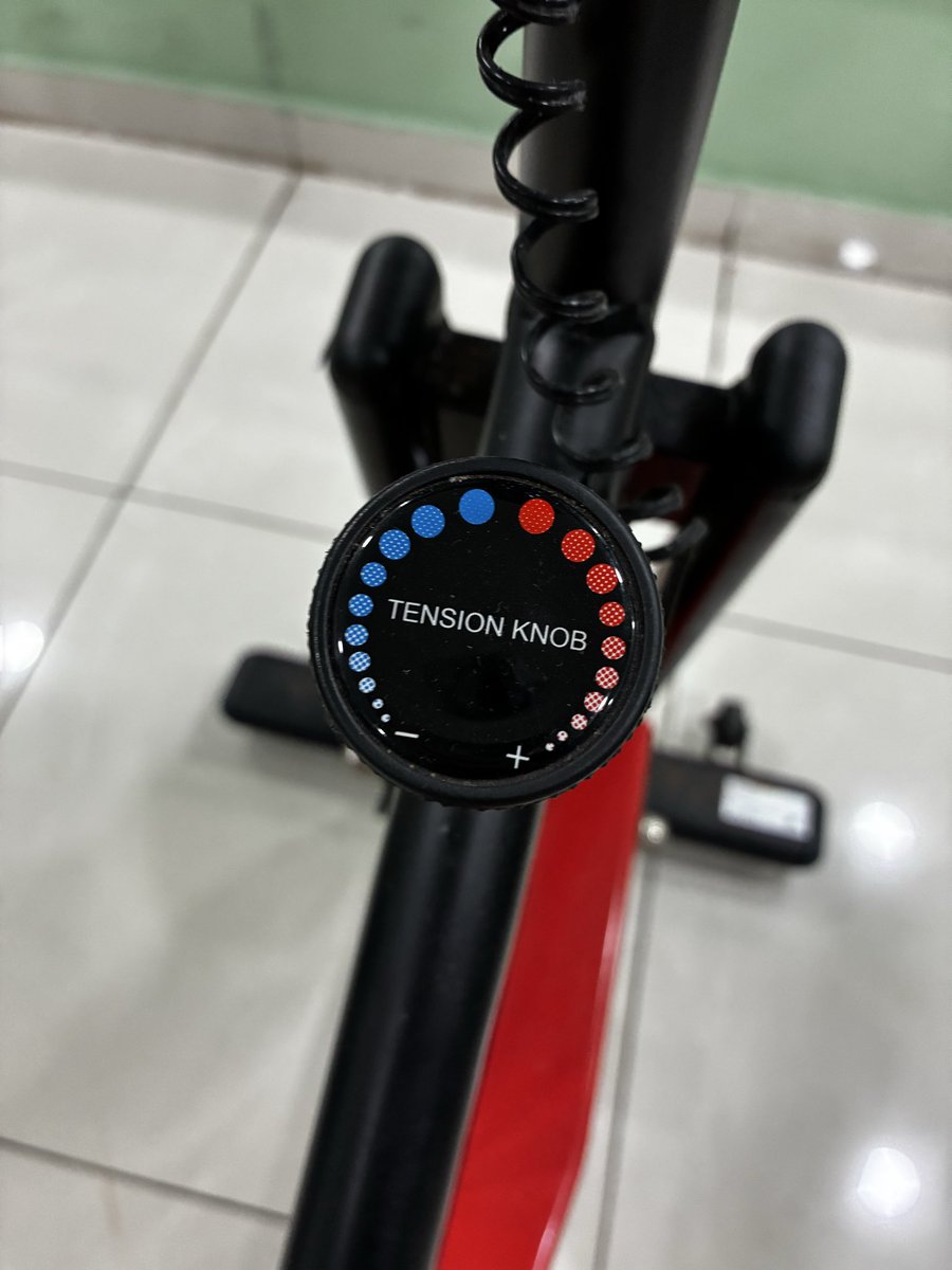 87penpen's tweet photo. ガボン🇬🇦のホテルのジムにスピンバイクあったから今回はこれで行こうw
負荷はこのツマミを回して変える
手動Zwiftやったw https://t.co/DEcIREn1A5