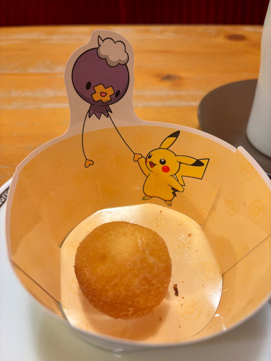 riyong_05's tweet photo. ﾏｲﾌｪｲﾊﾞﾘｯﾄﾎﾟｹﾓﾝﾌﾜﾝﾃﾁｬﾝを目的に来たものの、席から見えるポスターにだけチーズボールに販売終了シールが貼られてて、しょもしょもしながら「ﾁｰｽﾞﾎﾞｰﾙﾊ‥ｵﾜﾘﾏｼﾀｶ‥」と店員さんに聞い������、「終わってませんが‥？」と怪訝な顔で言われました美味しかったです。 https://t.co/xFNivEouJI