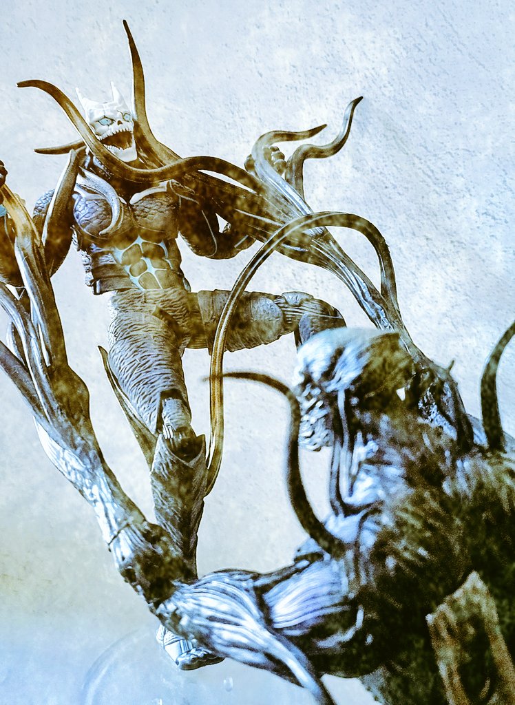 shalack_hozumi's tweet image. #toyphotography

『近距離パワー型』vs『中・遠距離拘束・制御型』

力づくで拘束を引き千切り、必殺パンチを叩き込む！
#Kaiju