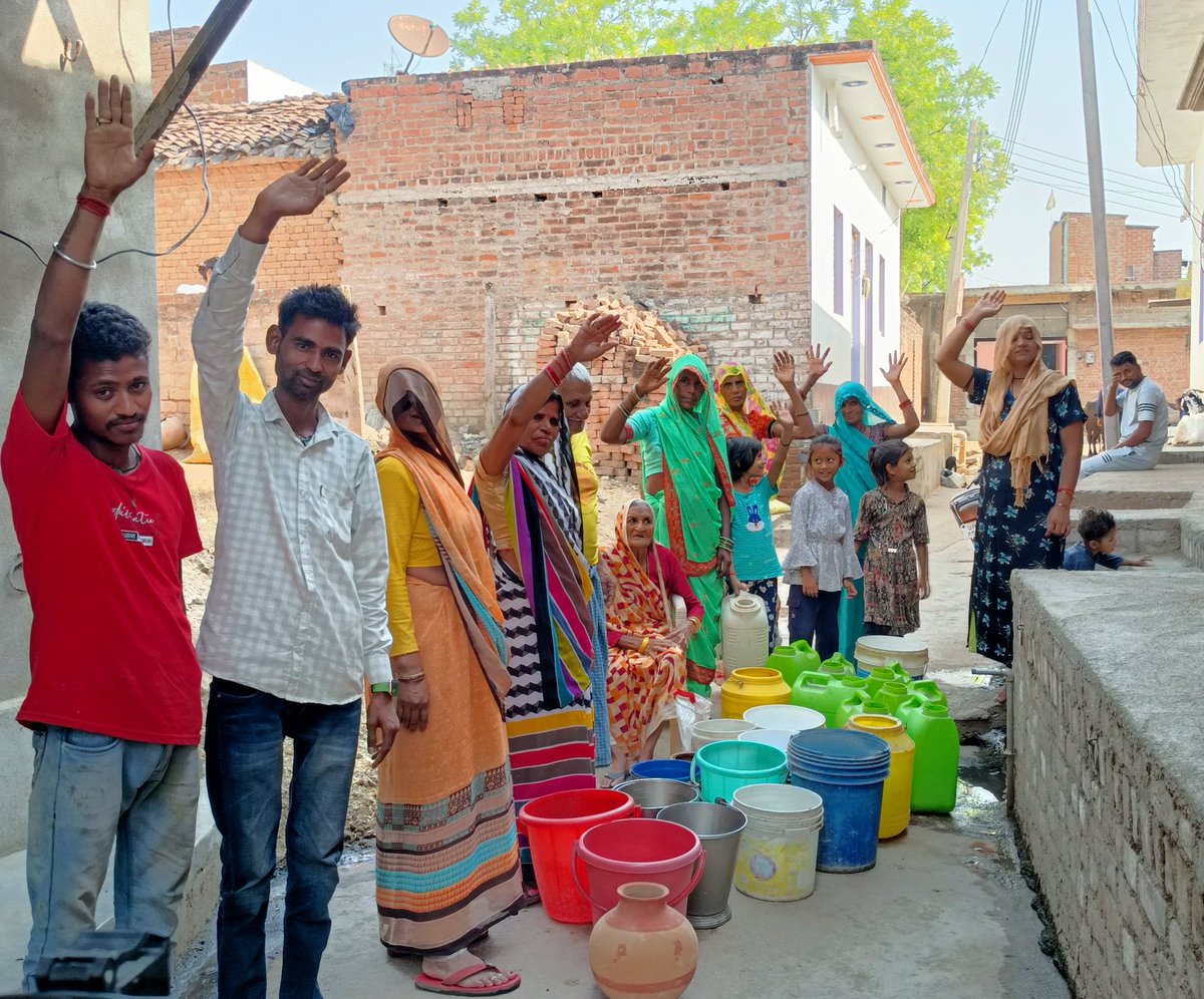 Pushpendra_Raj7's tweet photo. ग्राम इटौरा गुरु(जालौन) में जल जीवन मिशन के तहत लगे नलों से पानी नहीं आने से ऐसी भीषण गर्मी में लोगों को काफी दिक्कतों का सामना करना पड़ रहा है जिससे लोगों में भरी आक्रोश है कर्मचारी समस्या को नजरअंदाज कर रहे हैं
@swatantrabjp @dmJalaun @deo_jalaun @myogioffice @myogiadityanath https://t.co/PNGtKPpuOD