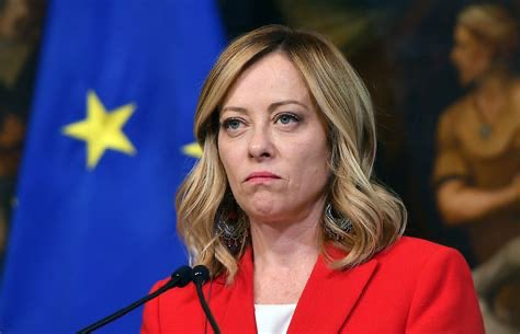Giorgia Meloni ha appena firmato quasi 500.000 visti di lavoro per migranti extracomunitari nei prossimi tre anni. 

Che tradimento totale! 

Si è presentata in campagna elettorale come difensore dell'Italia, e ora sta inondando il paese di manodopera straniera a basso costo.
