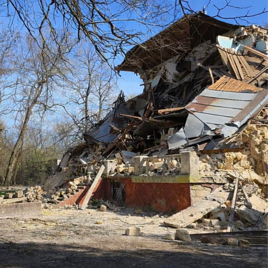 Поки в Одесі був день жалоби по загиблим 16 квітня, жлобство та нахабність знову перемогли. 17 квітня була знесена історична дача Мандражі, на території колишнього санаторію "Чорне море".
Знесли під чергову залупу-кадор. Труханова давно нема, але справа його живе.