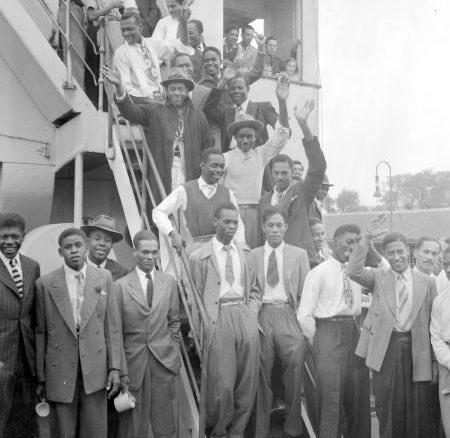 FMeasham's tweet photo. @dieworkwear Also post war Caribbean migrants to the UK, in this photo disembarking from the HMT Empire Windrush in 1948, the first of the so-called ‘Windrush generation’:- https://t.co/sTrTS1KegT