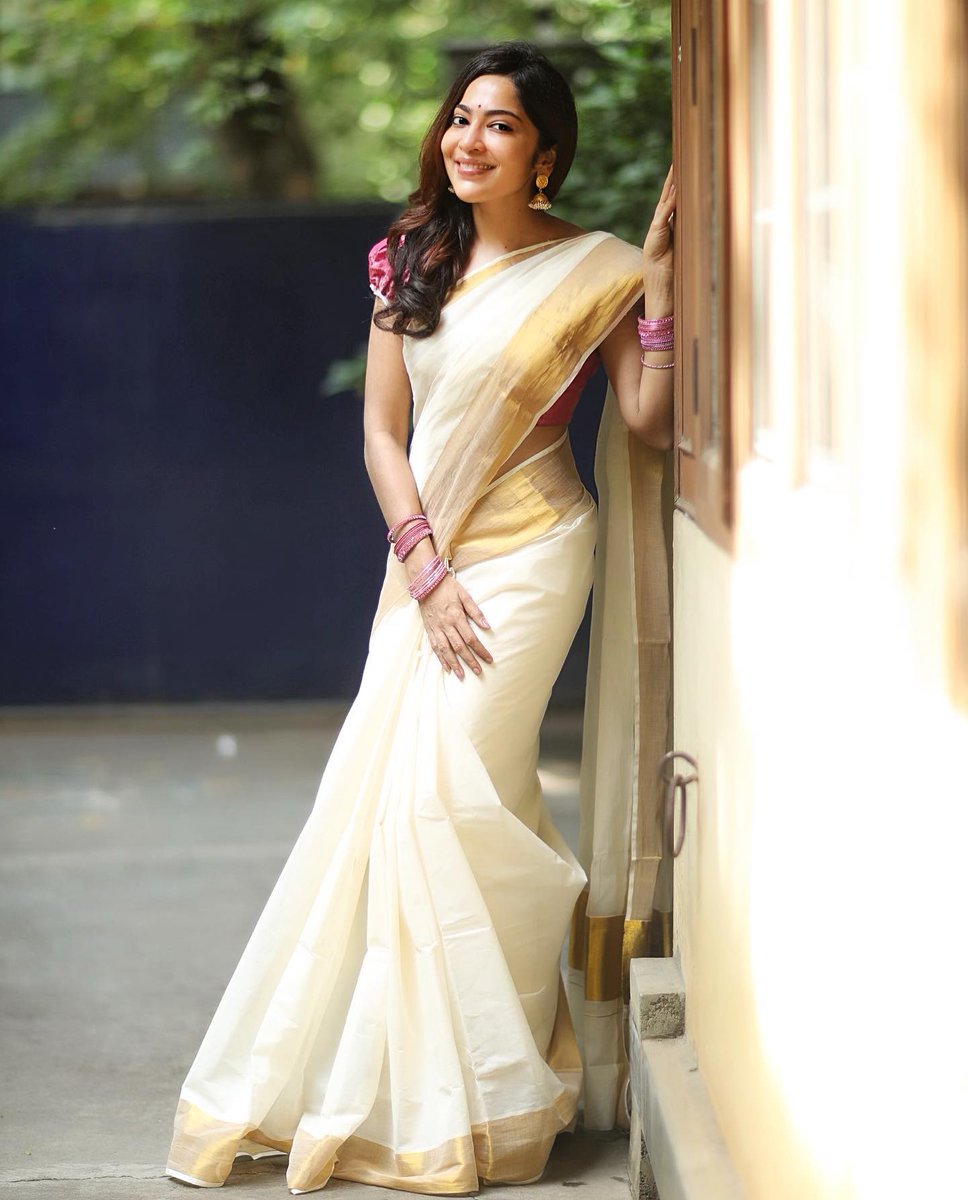 DrAmitKap's tweet image. No #Bindi, No #Sindoor aur ye saree bhi konsi hai pant wali! Kaun chu log chala rahe hai airline? Bskd sab leftist bhare pde hai. There are different styles of sarees in India.. North east ki ladkiya kya sundar dikhti hai traditional #skirt me.Waisa hi Kuchh dress bana dete salo.