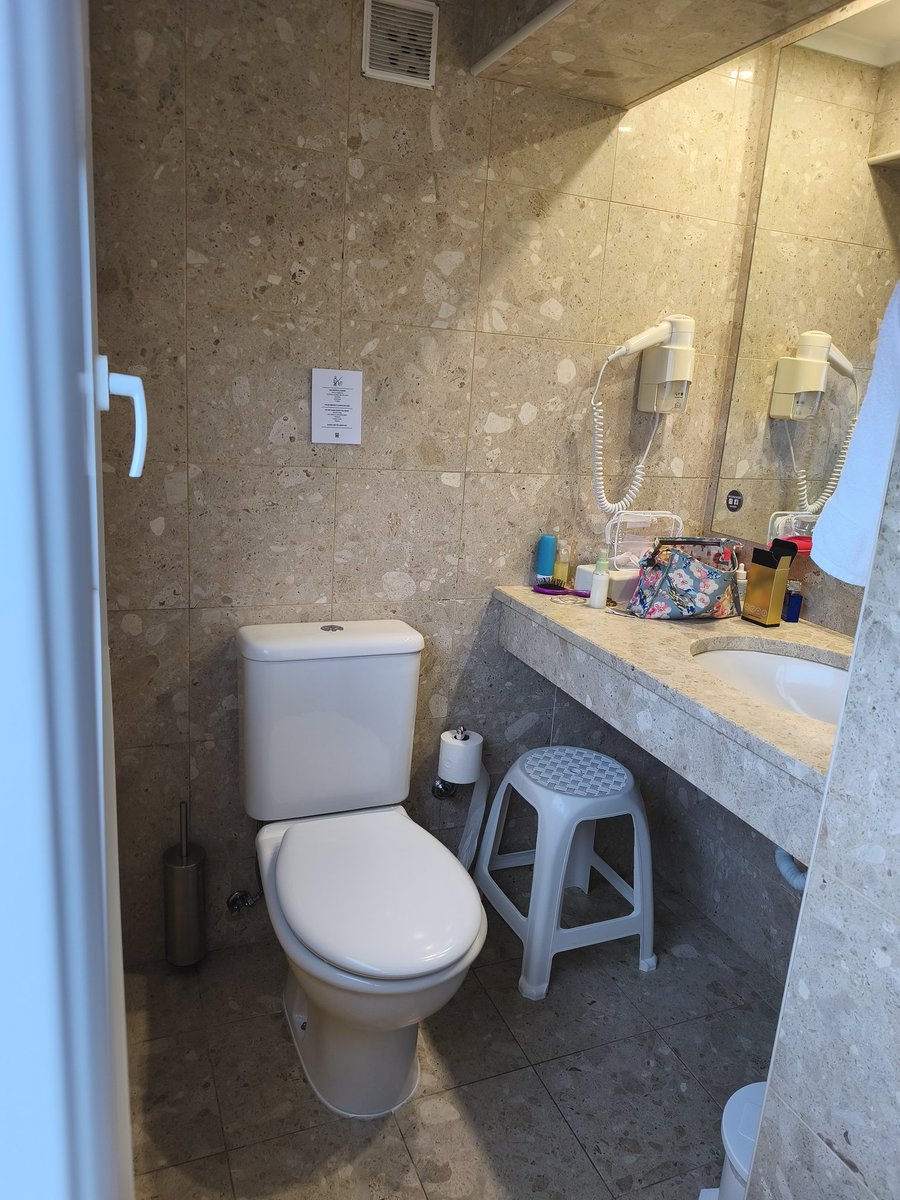 os arquitectos existem para que os trolhas não tomem decisões sozinhos, isto devia estar escrito em todos os cantos do País. Mas nem vale a pena, luta perdida.