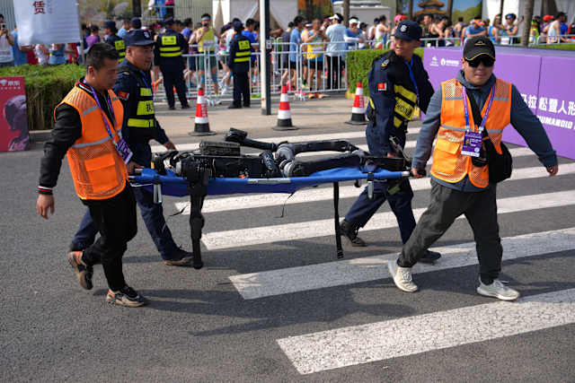 TheRankWire's tweet photo. JUST IN: 🇨🇳 A humanoid robot has officially shattered the human world record after winning a half-marathon in Beijing. https://t.co/UvJSUDhMWa