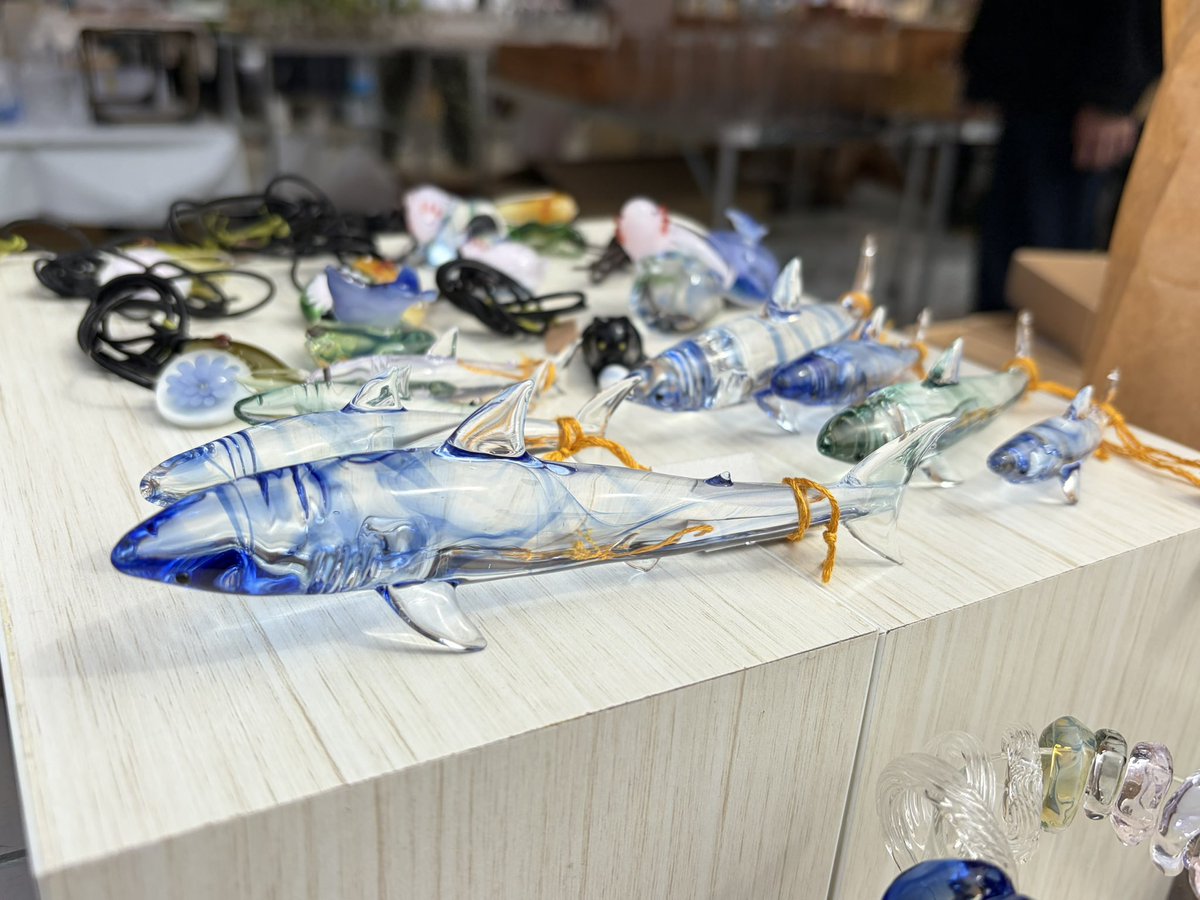 #すみだガラス市
2日目無事終了しました！
起こしいただいた皆様、ありがとうございました！
来ていただいたのにも関わらず、完売の商品が多数ありすみませんでした💦💦
次回のガラス市に向けてさらに多めに制作しておきます!!
 #ウーパールーパー  #サメ  #ガラスペン