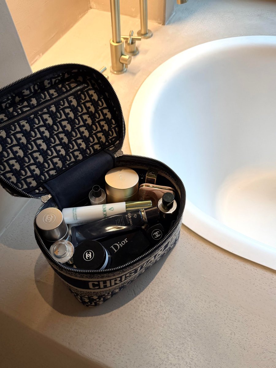 autret87219's tweet image. #Cosmetics #Skincare Things that women can't live without