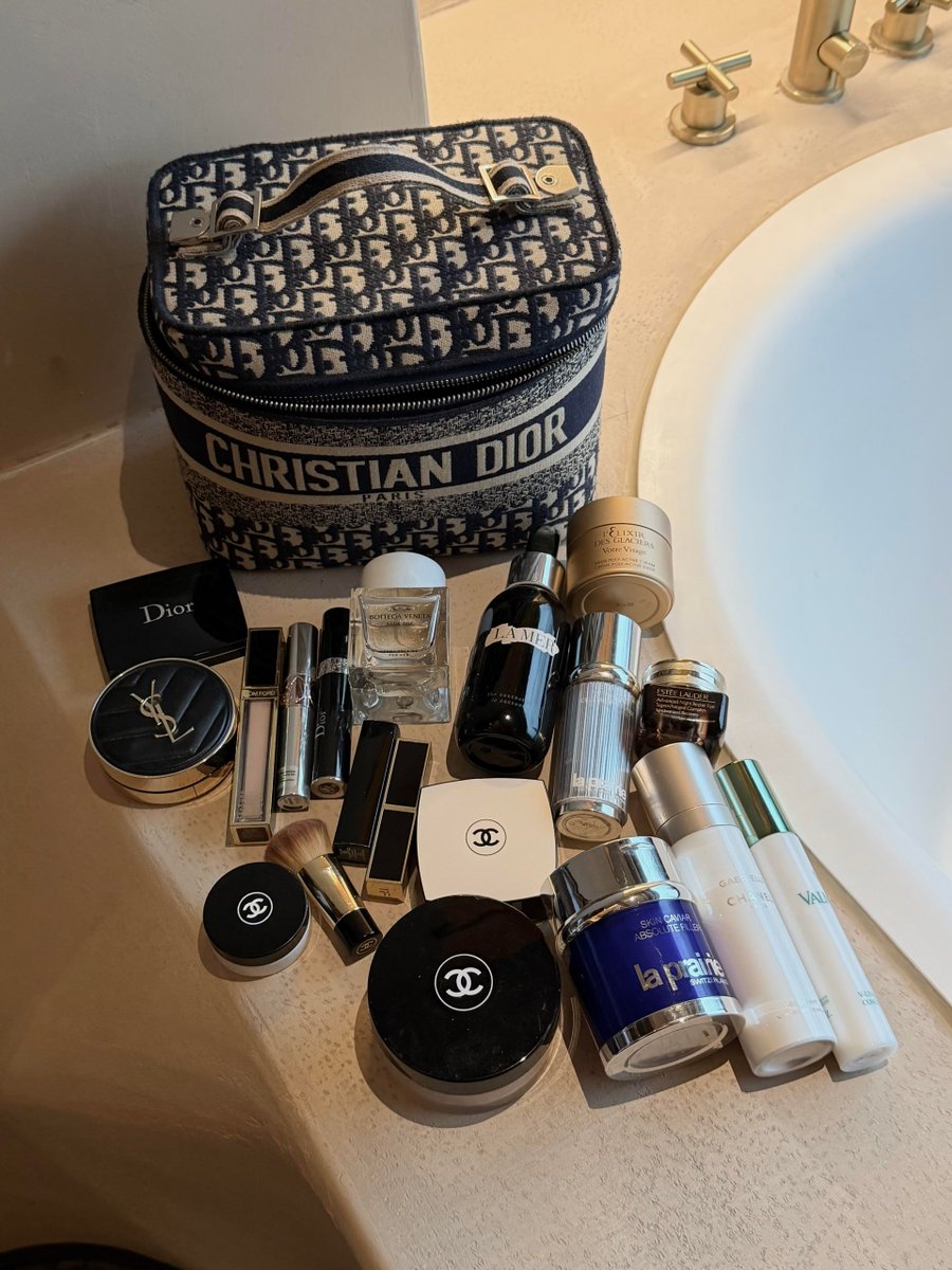 autret87219's tweet image. #Cosmetics #Skincare Things that women can't live without