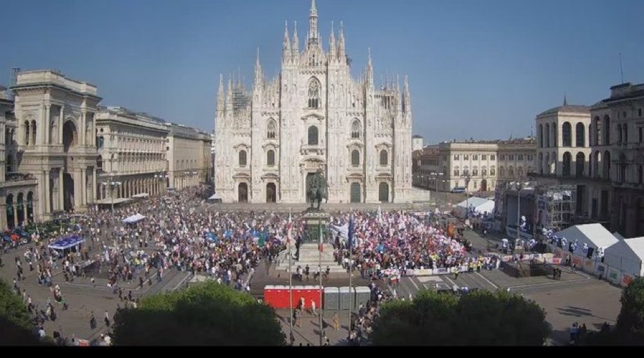In una piazza Duomo non da pienone, il vicepremier Salvini dice no alla Ue, apre al gas russo, smentisce Meloni su Ue e Russia, spinge sulla cacciata dei migranti mentre Forza Italia sfila contro la “remigrazione” senza regole. Poi dice: il governo è unito. Ecco, non si direbbe