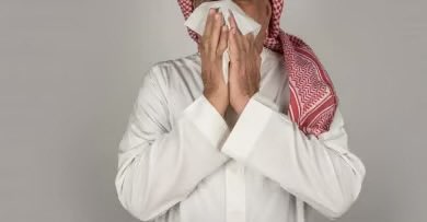 AlwatanNews24's tweet photo. حذر أستاذ وعالم أبحاث المسرطنات، الدكتور فهد الخضيري، من خطورة كتم العطسة أو محاولة إيقافها، مؤكداً أن منعها يُعد ممارسة صحية خطيرة قد تؤدي إلى مضاعفات جسيمة ناتجة عن ارتداد ضغط الهواء المحبوس داخل الجسم.

وأوضح الخضيري أن أبرز الأضرار الناتجة عن كتم العطس تشمل تمزق طبلة الأذن نتيجة اندفاع الهواء بقوة نحوها بدلاً من خروجه الطبيعي، وتلف الأوعية الدموية وانفجار الشعيرات الدقيقة في العين أو الأنف أو الدماغ بسبب الارتفاع المفاجئ في ضغط الدم. كما أن كتم العطس قد يؤدي إلى عودة البكتيريا والمخاط مما يسبب التهابات في الأذن الوسطى والجيوب الأنفية، بجانب الشعور بالصداع والدوار وألم الصدر. وفي حالات نادرة، قد يتسبب الكتم في تمزق الحلق أو تلف الحجاب الحاجز.
