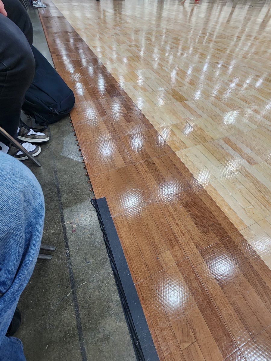 winningguy's tweet photo. @pollonpreps @trigonis30 @RonMFlores @FrankieBur Spoke too soon. Theyre taped by the baseline and part of the sidelines near the baselines, but not around center court. https://t.co/P1S9zb8TVR