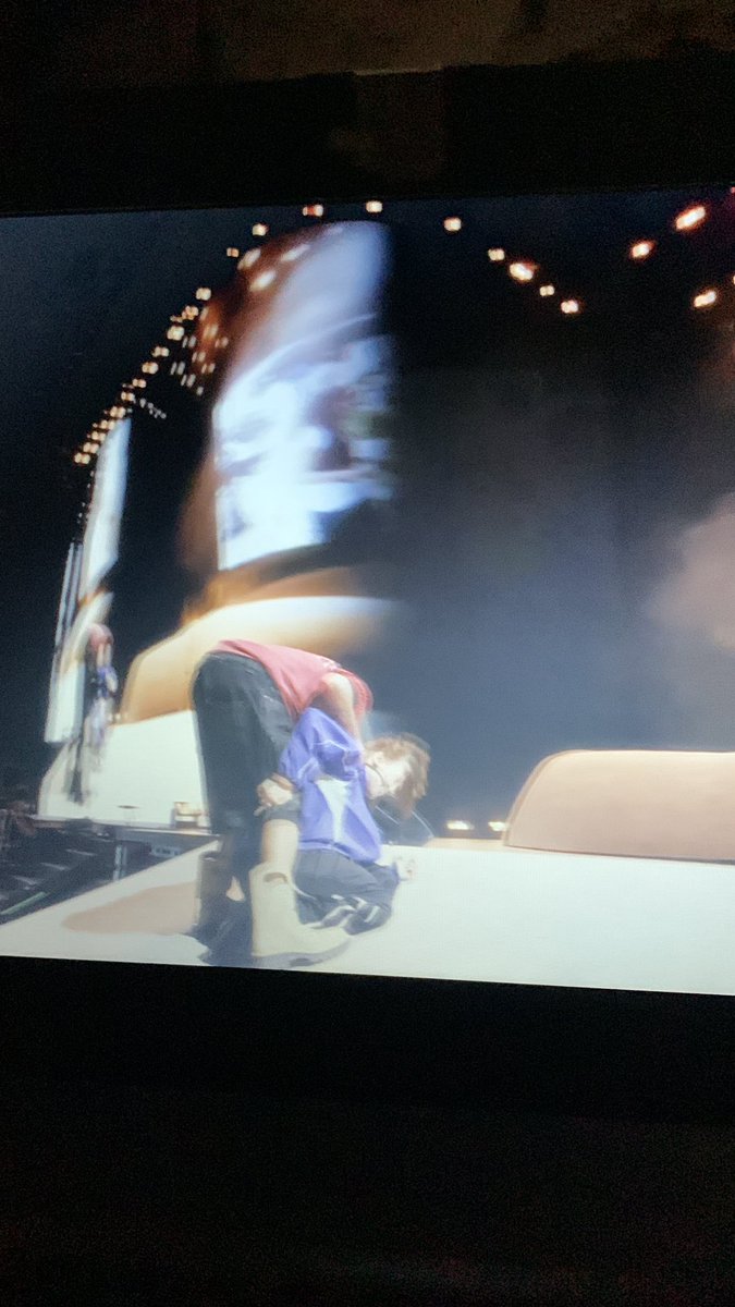 Anmrhhh's tweet photo. HOW TO BE BILLIE OMGGGGGG

First thing: “who is this f*lucky girl?!!!”
2nd thing: (her foot is not footing ahahha) “I can feel u bebe”
3nd thing: “Wait it’s Billie! the lucky Belieber everrr!!! Yeah she is… arghhhhhhh Yes you are the luckiest Belieber everrr”

#Bieberchella https://t.co/suFTeJItiv