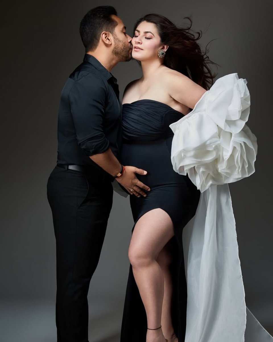 SAMTHEBESTEST_'s tweet image. #Drishyam2 director #AbhishekPathak and actress #ShivaleekaOberoi are blessed with a baby girl ❤️

Congratulations 🥳