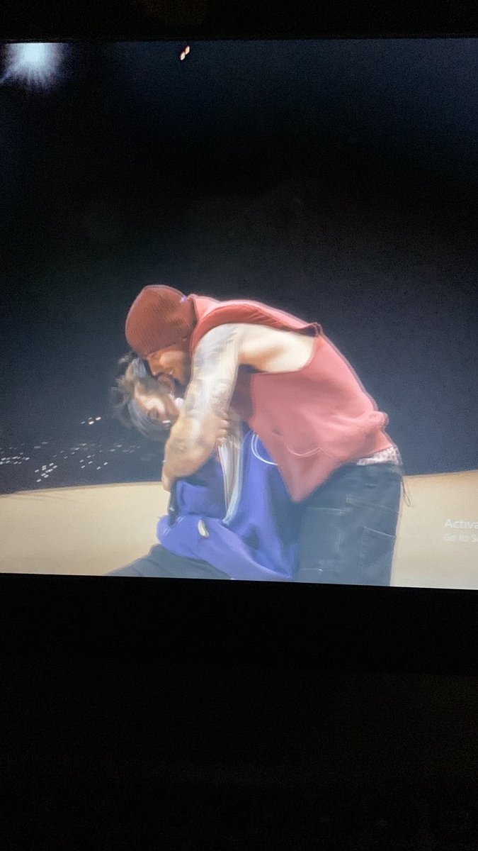 Anmrhhh's tweet photo. HOW TO BE BILLIE OMGGGGGG

First thing: “who is this f*lucky girl?!!!”
2nd thing: (her foot is not footing ahahha) “I can feel u bebe”
3nd thing: “Wait it’s Billie! the lucky Belieber everrr!!! Yeah she is… arghhhhhhh Yes you are the luckiest Belieber everrr”

#Bieberchella https://t.co/suFTeJItiv