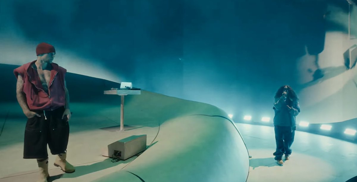 culturecentraI's tweet image. SZA comes out on stage at Coachella to perform "Snooze" with Justin Bieber.

#SZA #JustinBieber #Snooze #Coachella #BIEBERCHELLA