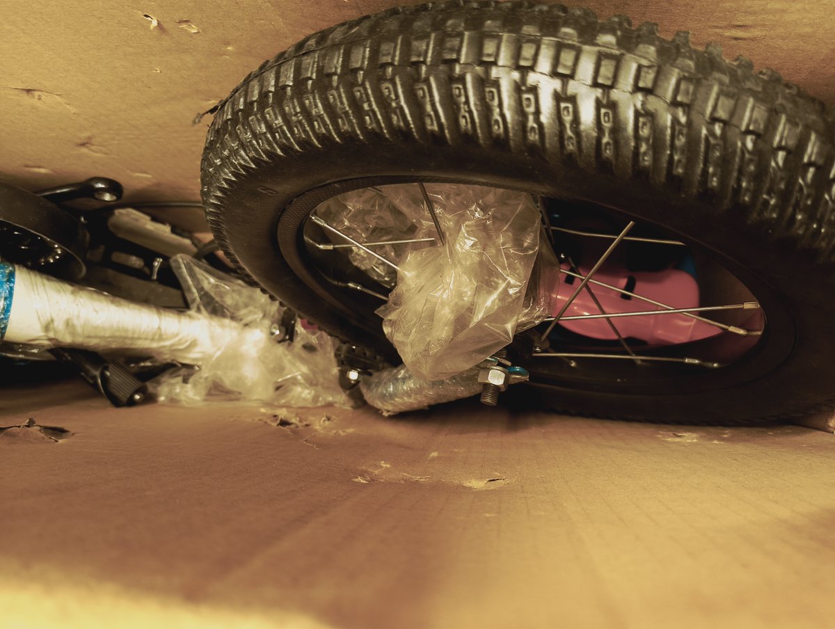 ArtSal3's tweet image. Amazon sent a USED and INCOMPLETE bicycle for my 3-year-old daughter.

Missing parts, wrong specs, damaged packaging, even previous customer invoice still on the box.

Now I’m told to wait 2 weeks for refund.

Unacceptable.

@AmazonIN @amazon

#AmazonIndia #ConsumerRights