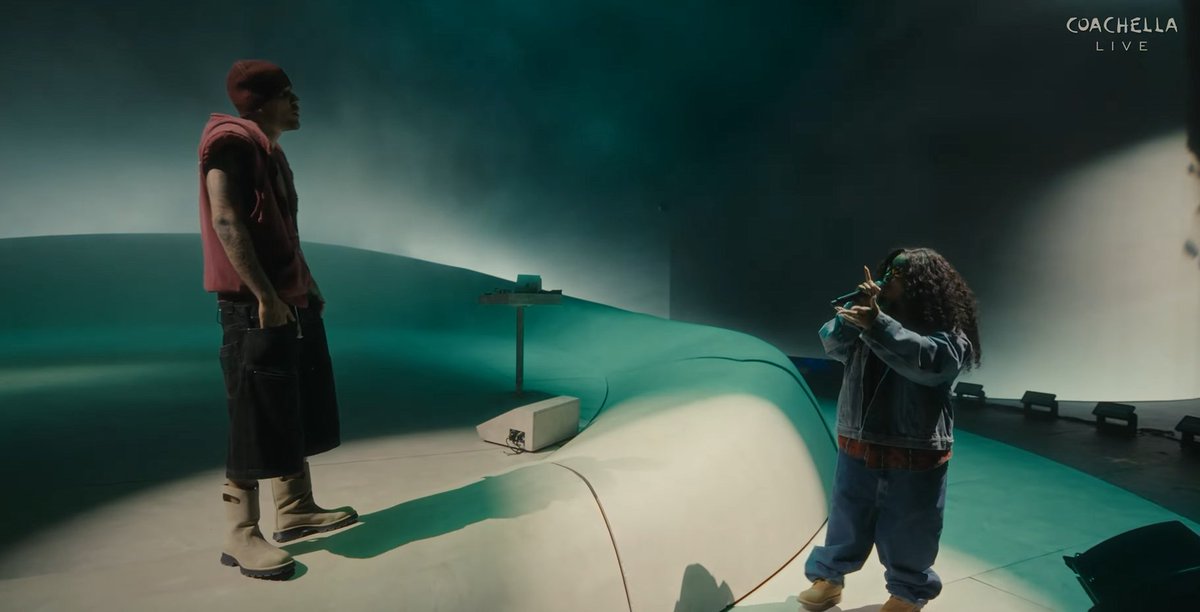 culturecentraI's tweet image. SZA comes out on stage at Coachella to perform "Snooze" with Justin Bieber.

#SZA #JustinBieber #Snooze #Coachella #BIEBERCHELLA