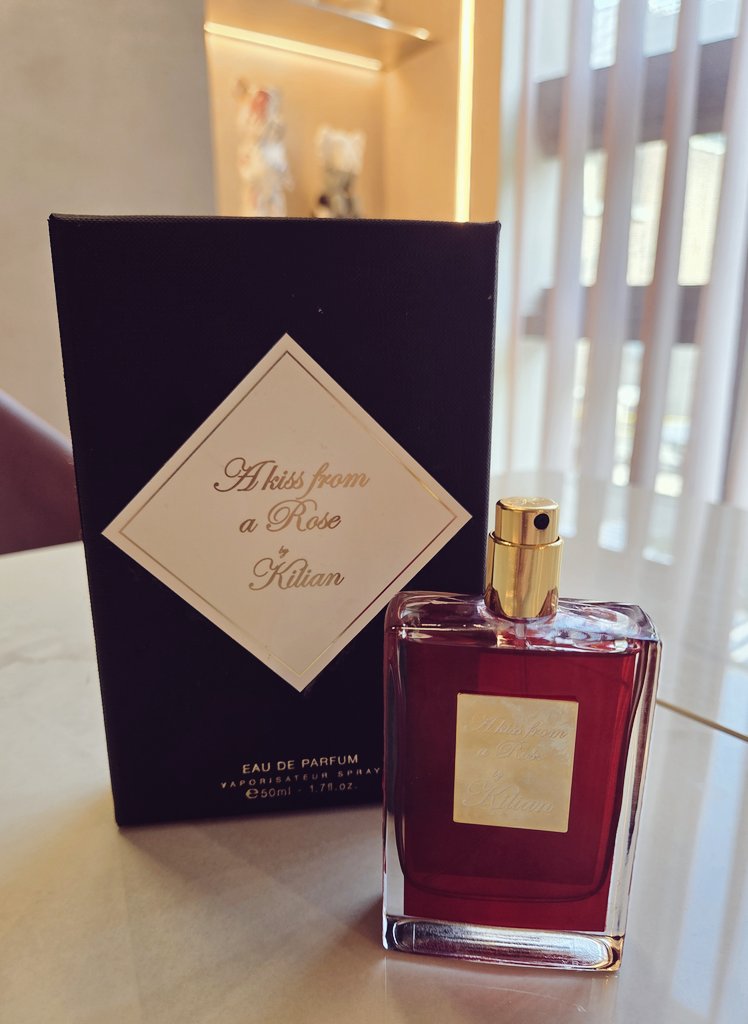 #젬미니일상 

𝑲𝒊𝒍𝒊𝒂𝒏 𝑨 𝑲𝒊𝒔𝒔 𝒇𝒓𝒐𝒎 𝒂 𝑹𝒐𝒔𝒆

요즘 쓰는 향수!
이전에 나랑 커플 향수도 사고
따로 물어본 젬미니도 있어서 생각나서 공유해요

향은 생장미 향이야
(살 때 들은 설명은 부드러운 키스의 촉감 같은 향이래… 궁금하지?ㅎㅎ)

오늘 날씨가 부쩍 더워졌더라고
이제